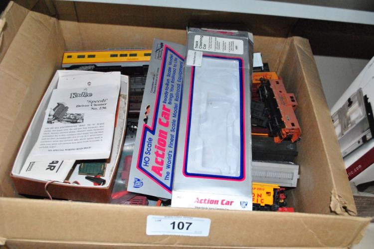 LOT OF VINTAGE TRAINS, TRAIN CARTS, TERMINAL PARTS