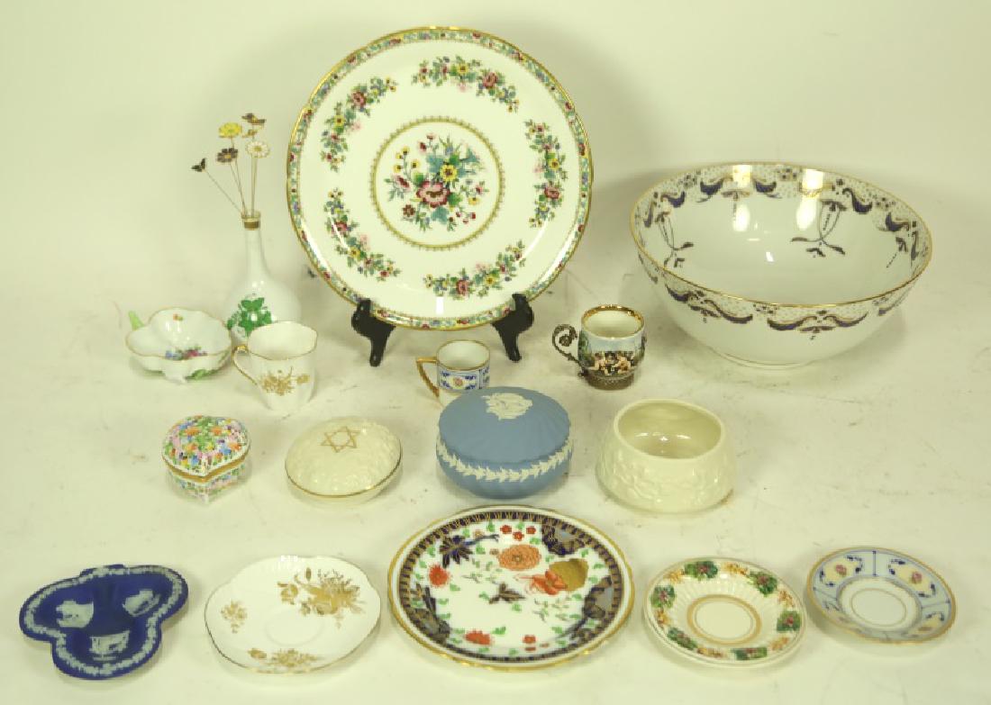Mixed lot of 16 decorative dinnerware pieces