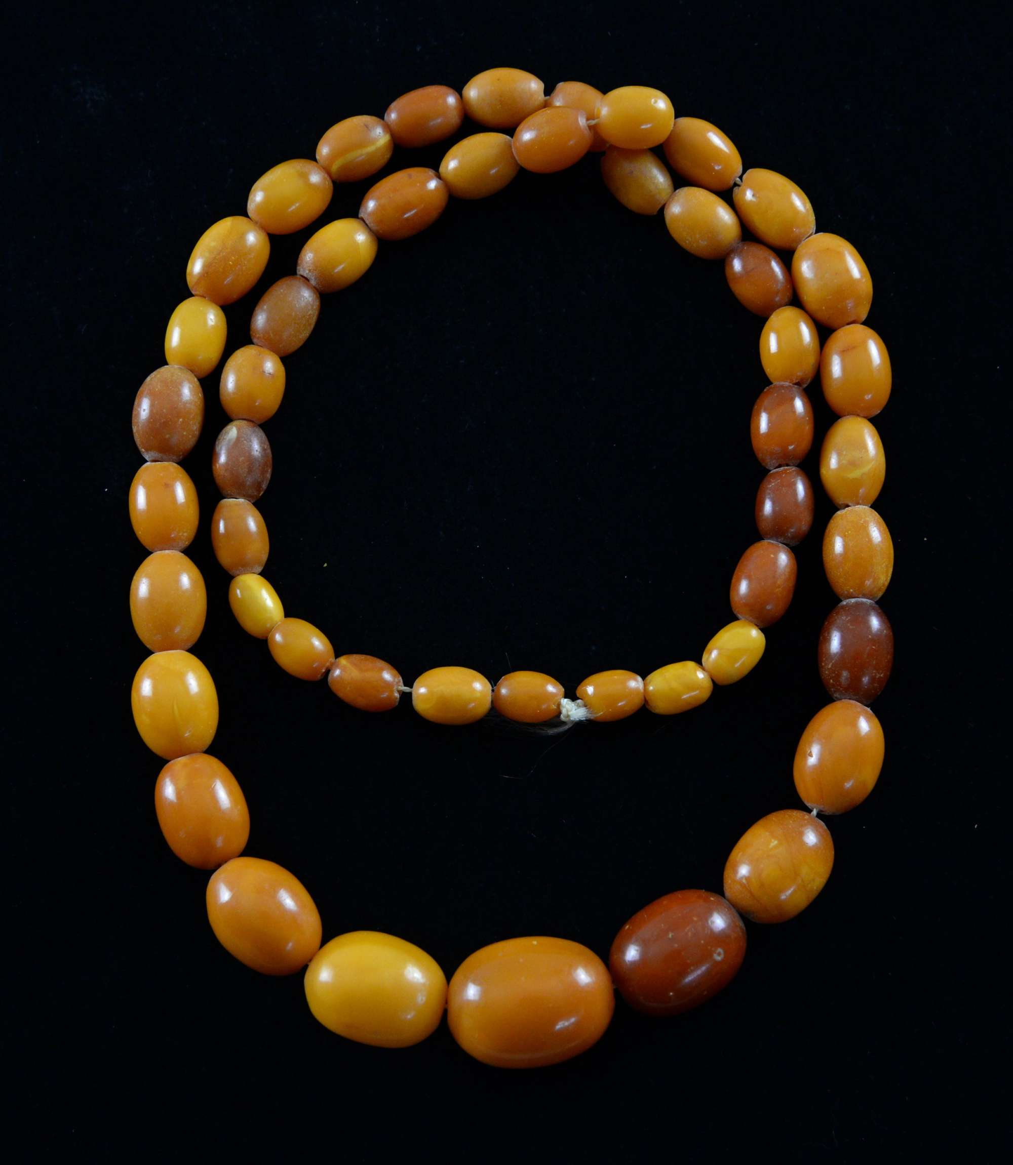 An amber bead necklace of graduated beads