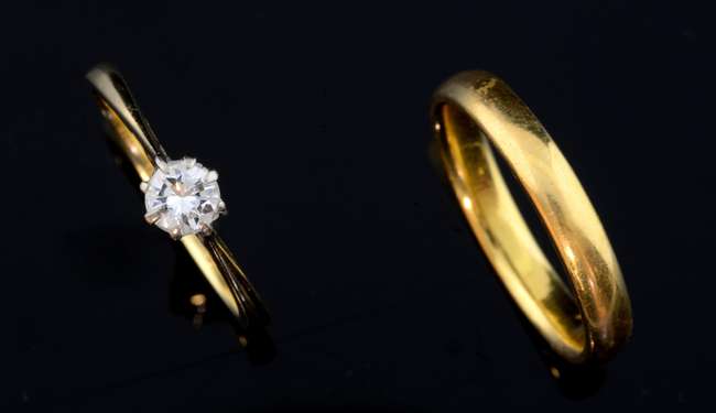 Solitaire diamond ring