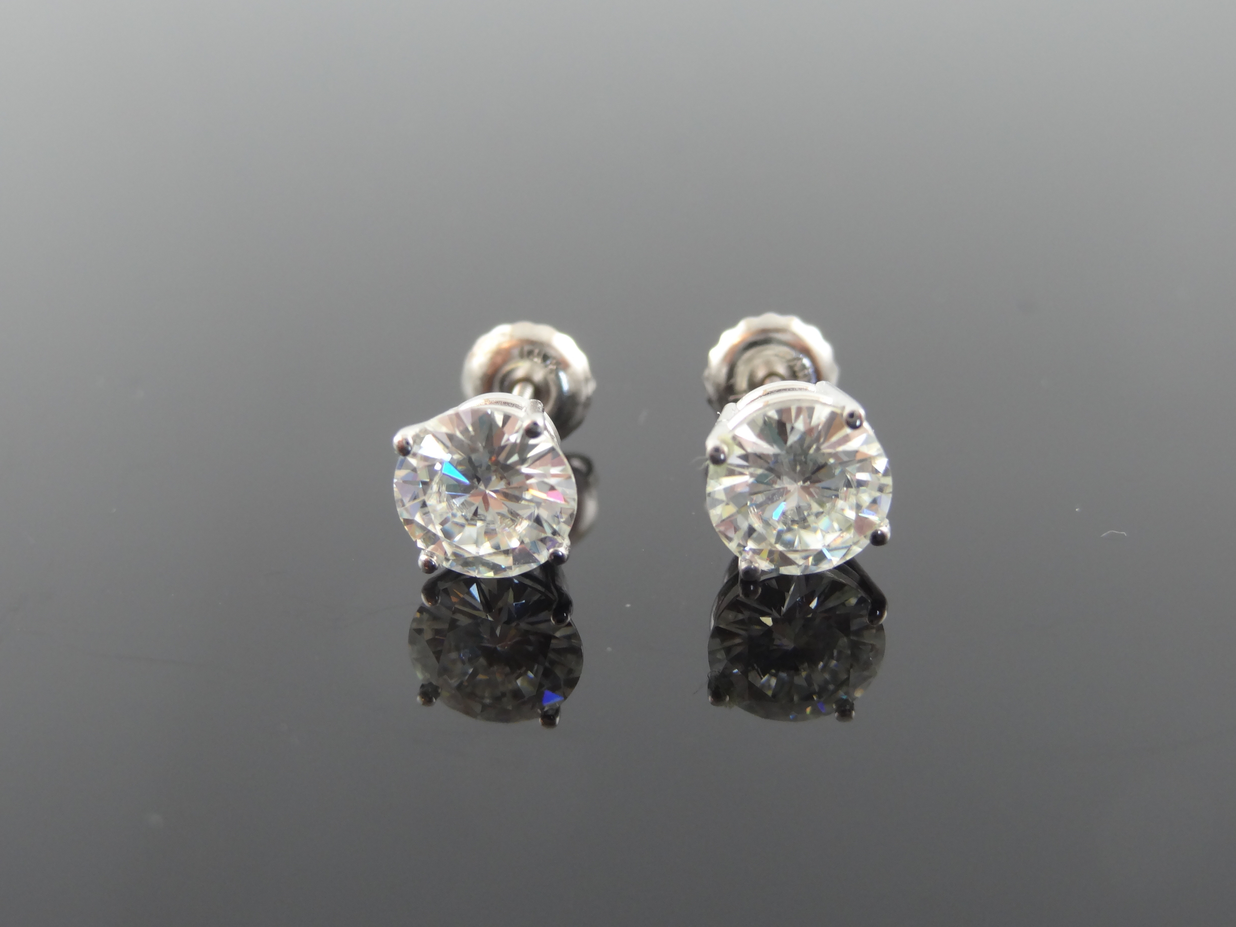CHARLES & COLVARD Solitaire MOISSANITE EARSTUDS 2,00cts 14k gold.