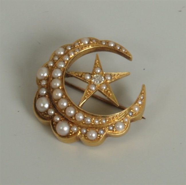 A Victorian 18ct gold split peal and diamond set