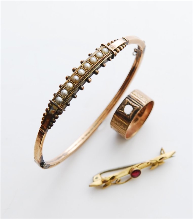 A 9ct gold hinged bangle set with split pearls