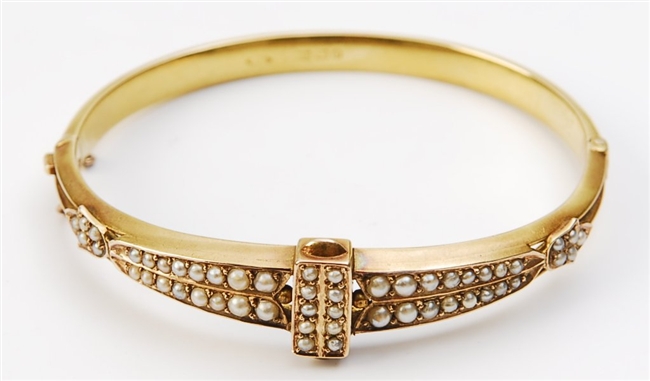 A Victorian 18ct gold split pearl set hinged