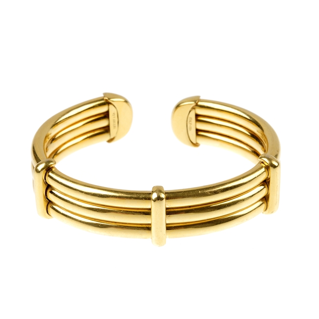 TIFFANY & CO. - an 18ct gold hinged cuff.