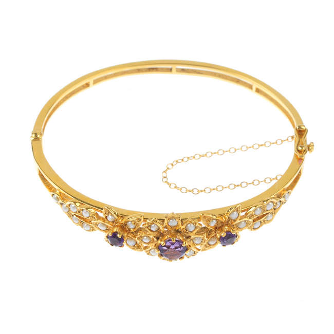 A 9ct gold amethyst and split pearl hinged bangle.