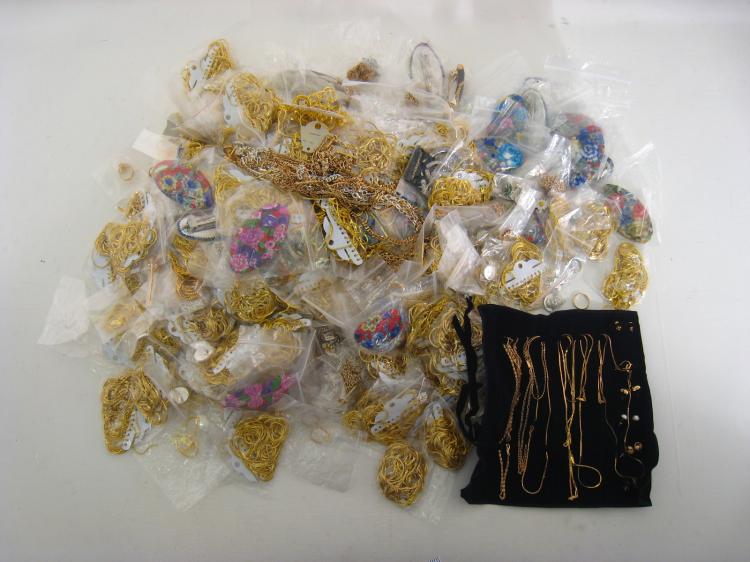 A mixed lot of costume jewellery and accessories