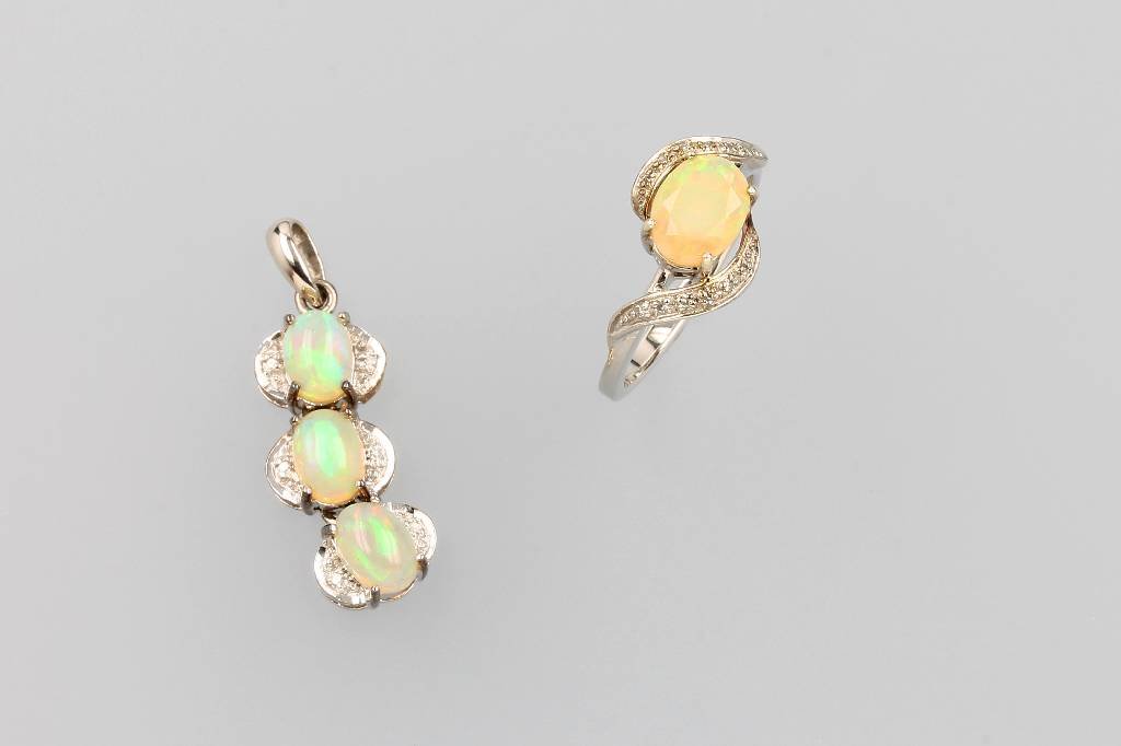 Set of 8 kt gold jewelry with opals and diamonds