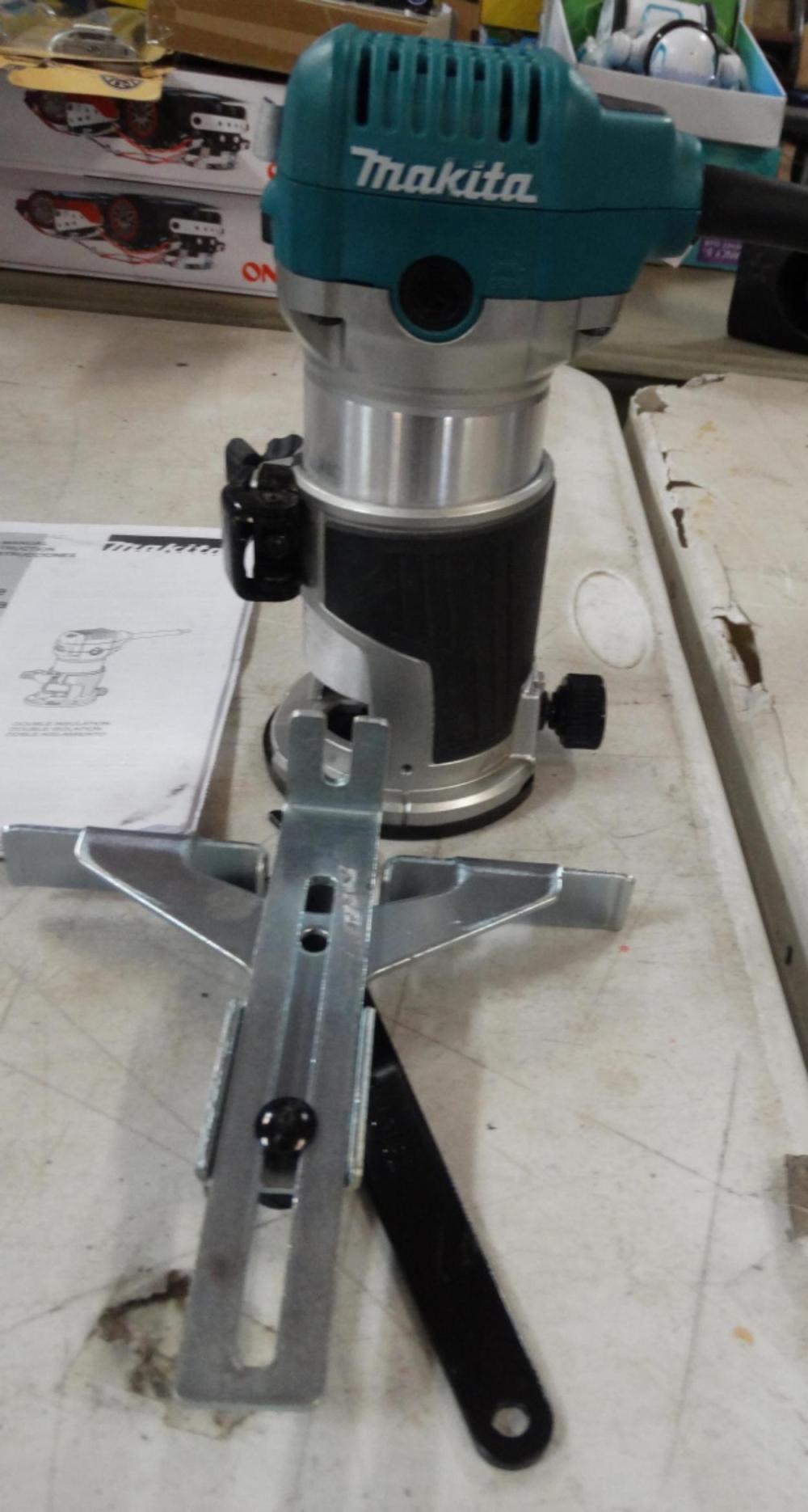 Makita Router with Trimmer Model RT0701C
