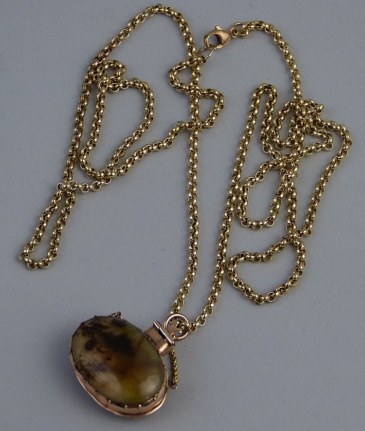 A 9ct gold necklace, in the form of belcher links with claw fastening, 77cm