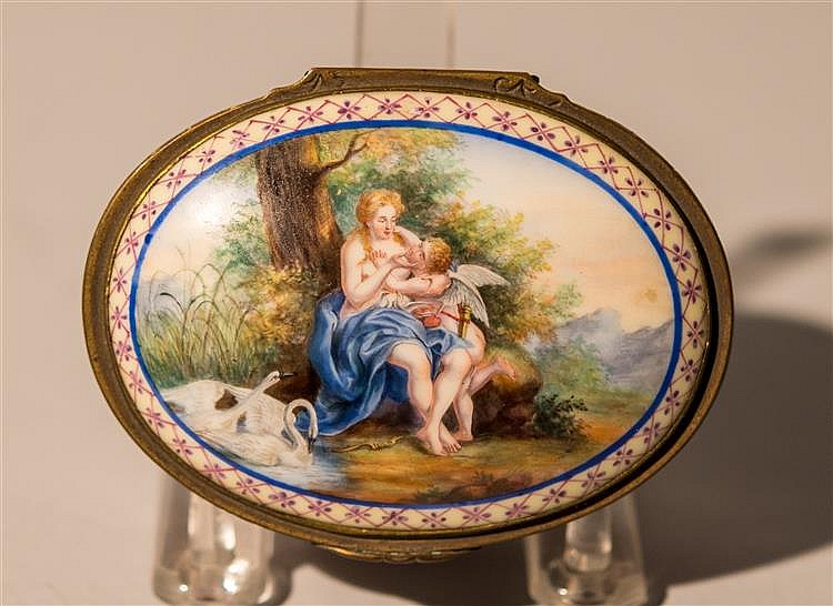 CONTINENTAL FINELY PAINTED ENAMEL AND GILT METAL OVAL SNUFF BOX