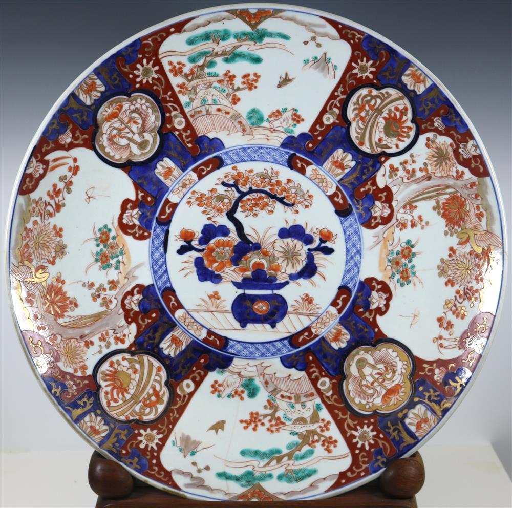 IMARI PORCELAIN CHARGER. late 19th century. - D: 17 3/4.