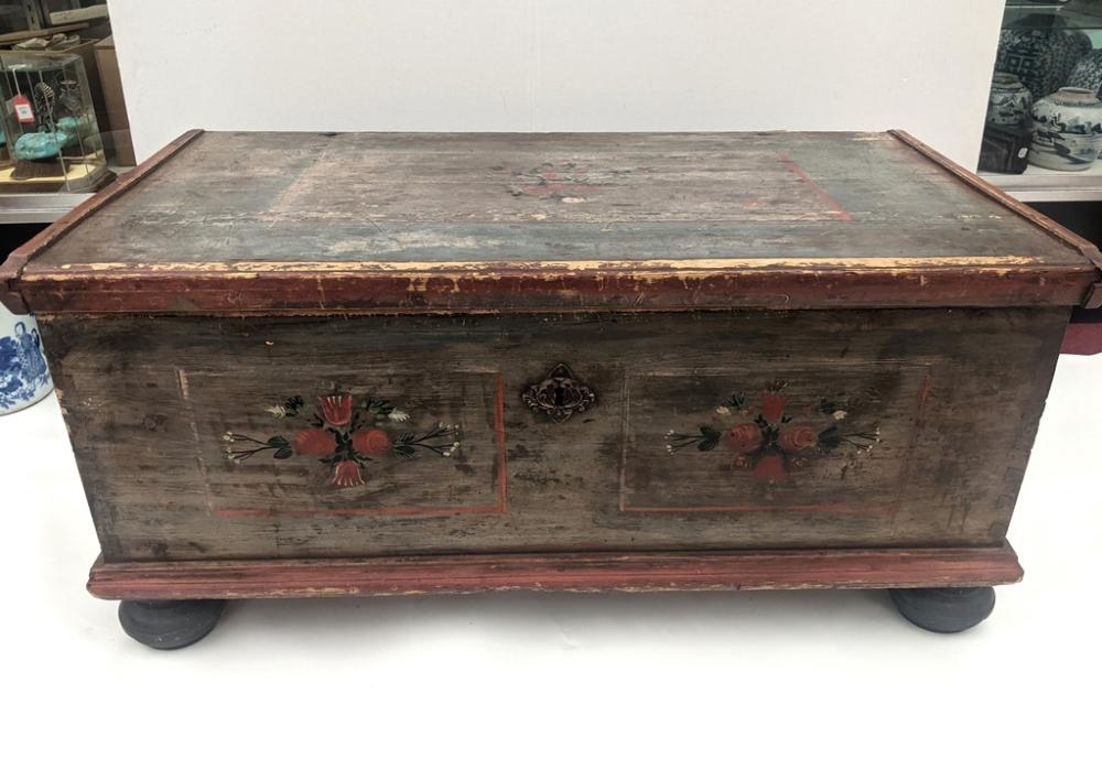 ANTIQUE HAND-PAINTED PINE HINGED-TOP CHEST.