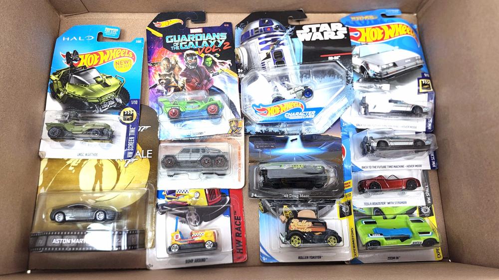 (12pc) Hot Wheels Die Cast Cars, Halo, Star Wars