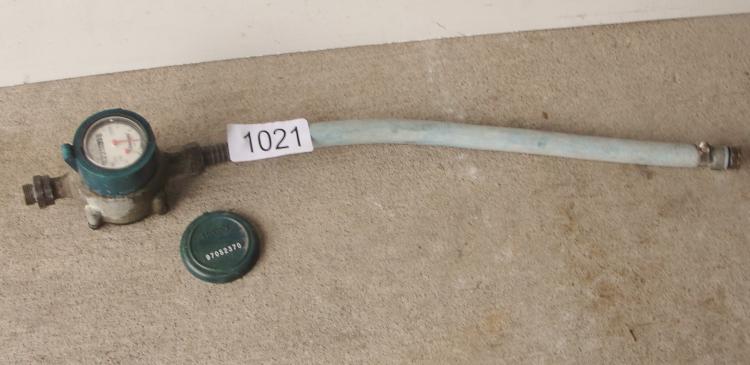 Gallon counting water gauge lot 1021