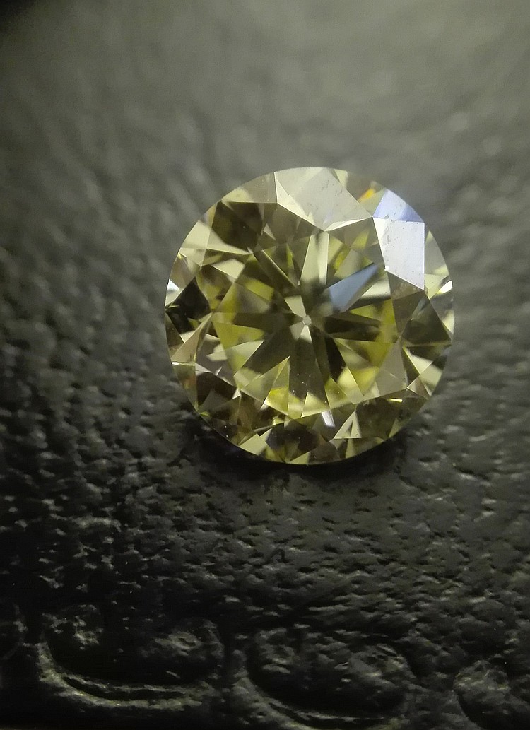 4,17 ct GIA certified Fancy Yellow Diamond
