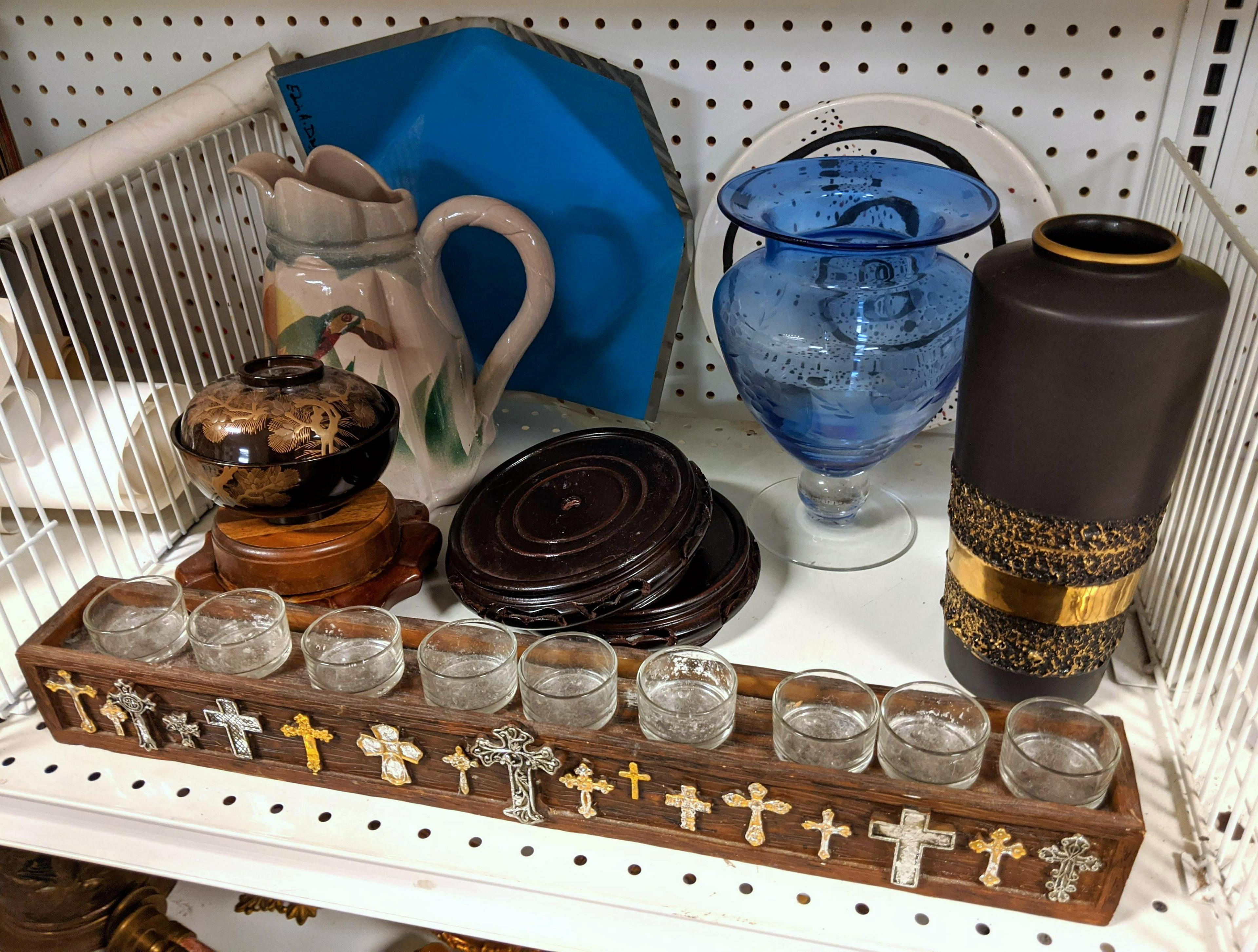 Mixed lot. Glass, Lacquer, Art object.