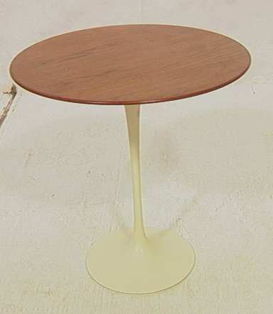 SAARINEN KNOLL Tulip Side Table. Walnut Round Top