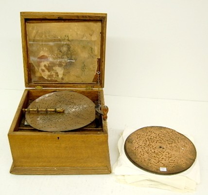231M: Antique Oak Regina Disc Music Box W/ Discs