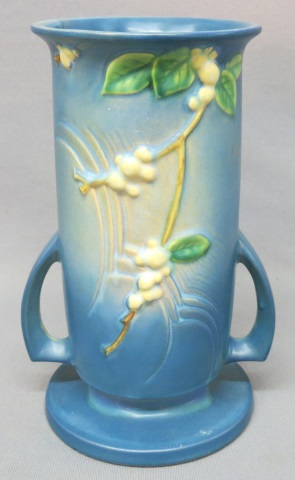 ROSEVILLE POTTERY 'SNOWBERRY' PATTERN VASE
