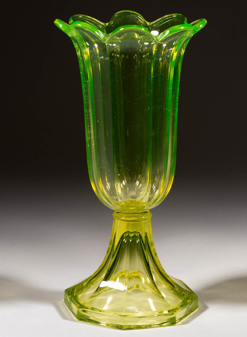 PRESSED SANDWICH TULIP VASE