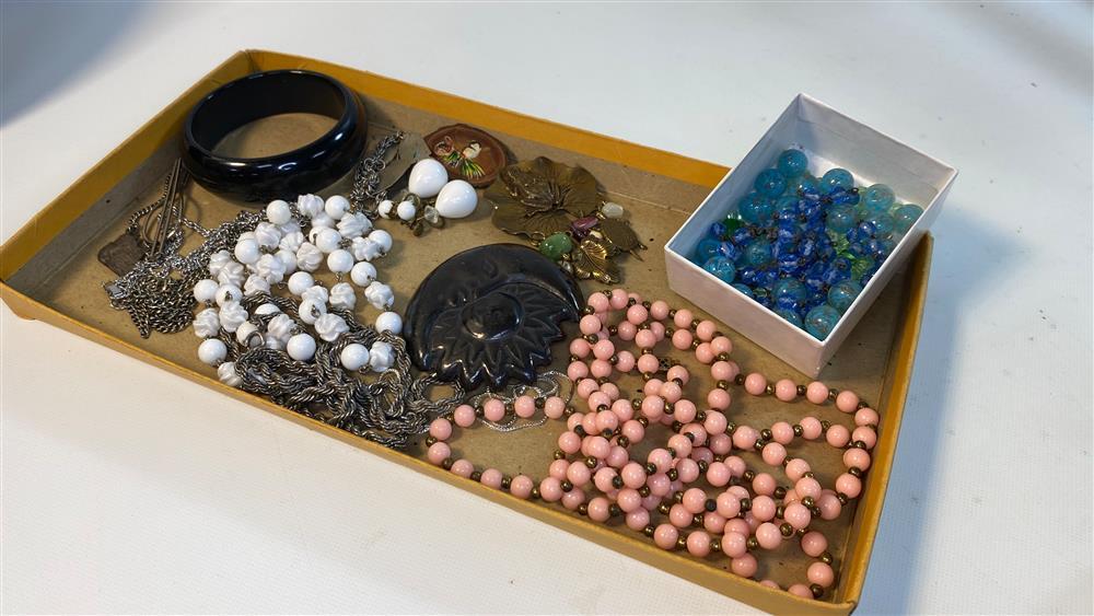 BOX LOT MISCELLANEOUS JEWELRY AND ACCESSORIES