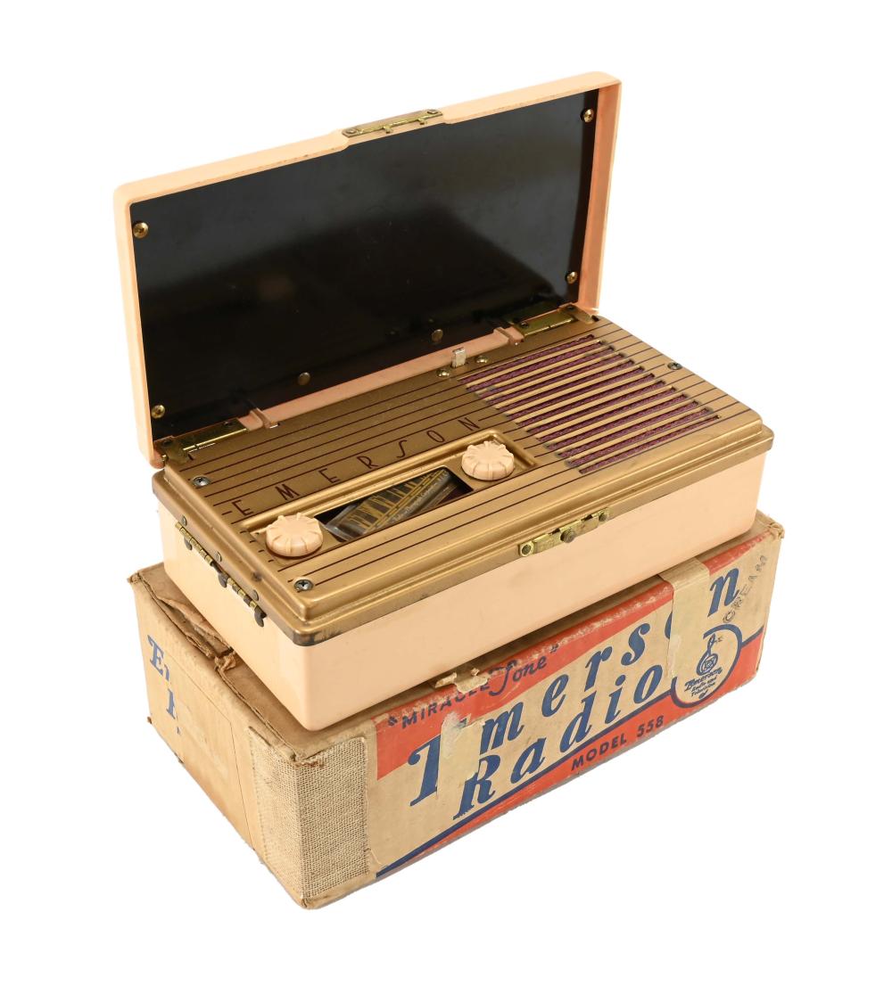 Vintage Emerson Model 558 Portable Radio