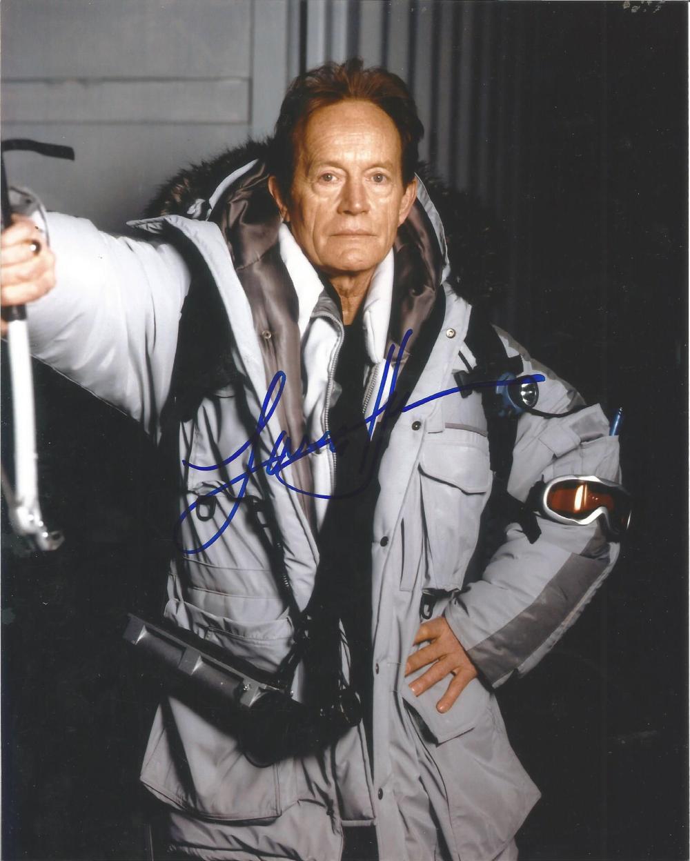 Lance Henriksen Alien vs Predator hand signed 10x8 photo. This beautiful hand-signed photo depicts
