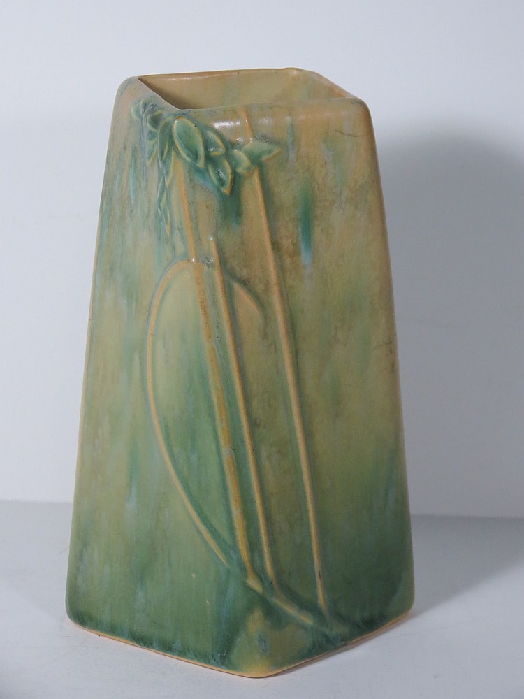 ROSEVILLE POTTERY FUTURA VASE:
