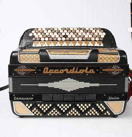 DRAGSPEL, Accordiola Camerano, Italien.