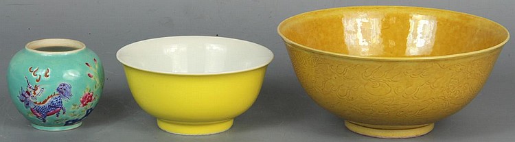 Lot of Three Chinese Porcelain Items