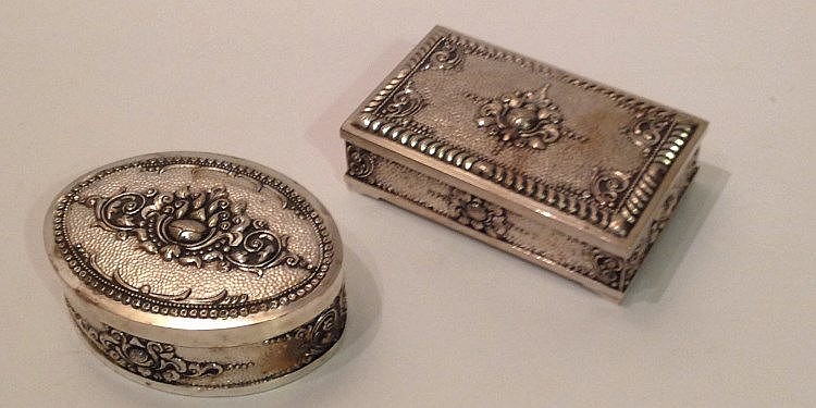 A SILVER RECTANGULAR CEDAR LINED CIGARETTE BOX