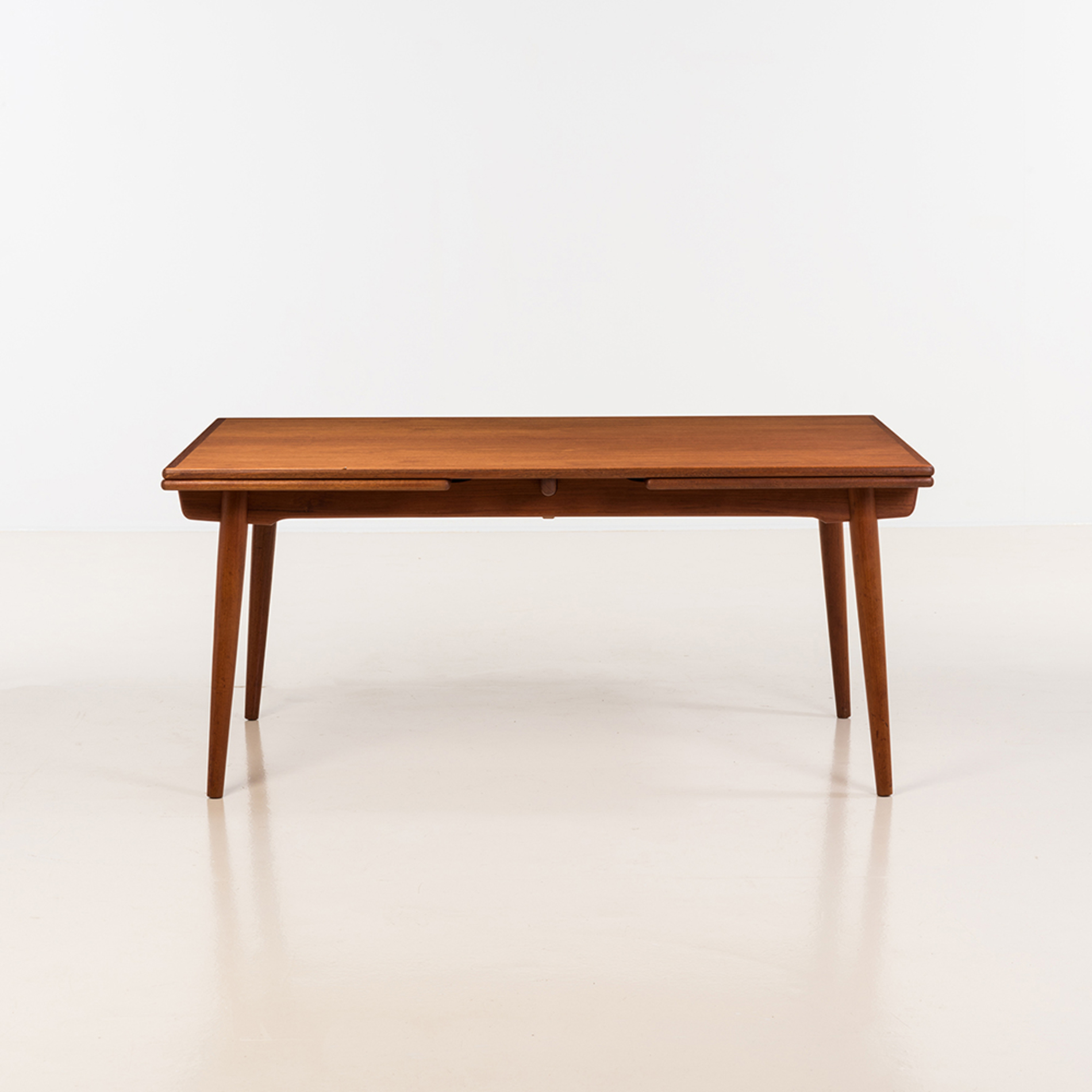 Hans J. Wegner (1914-2007)AT-312