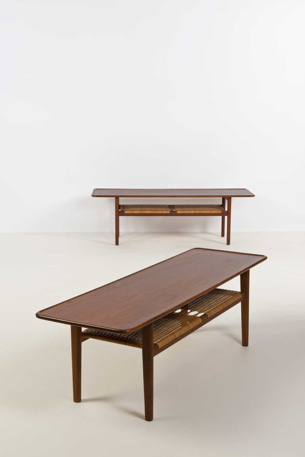 Hans J. Wegner (1914-2007) Paire de tables basses