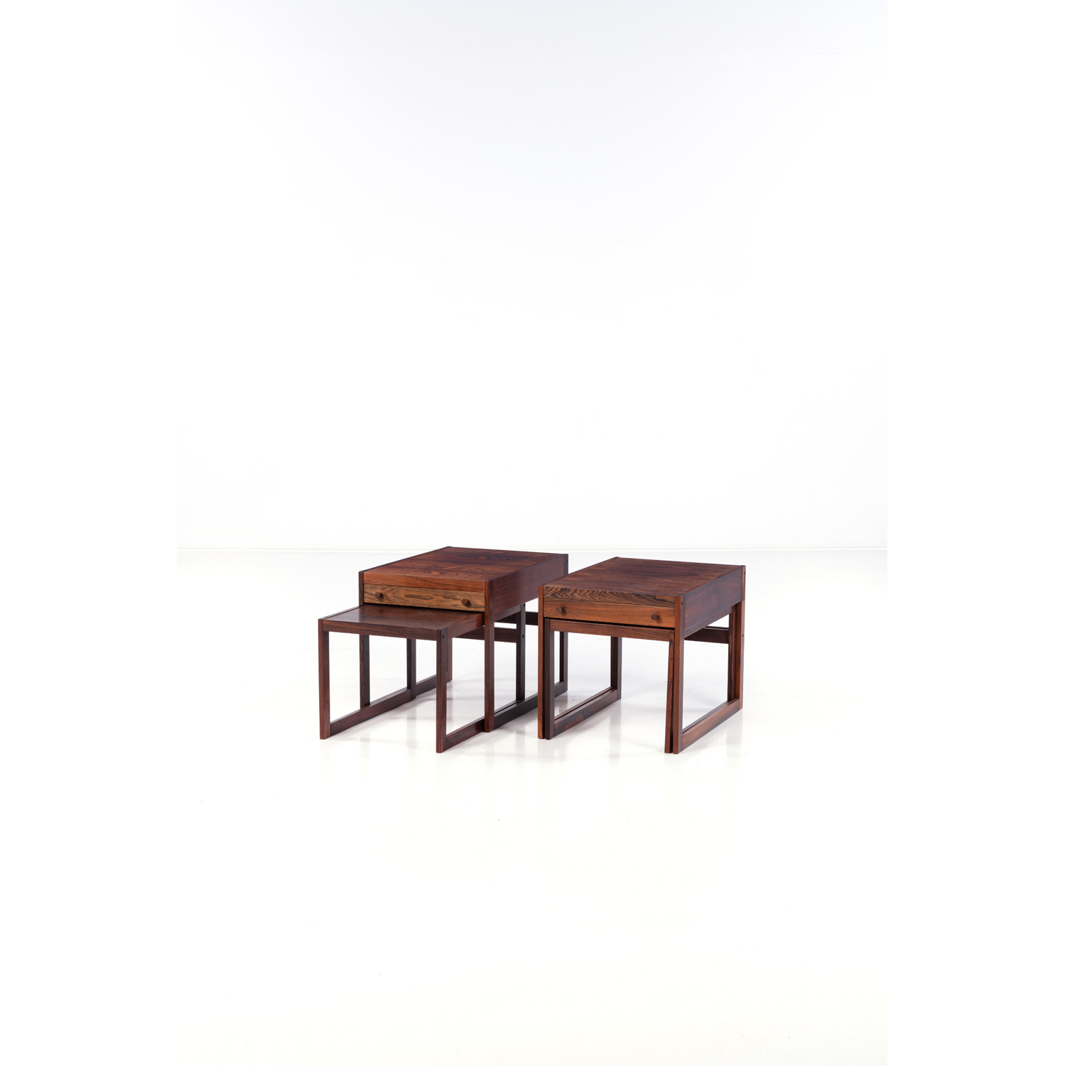 Travail danois (XX)Paire de chevets double plateaux