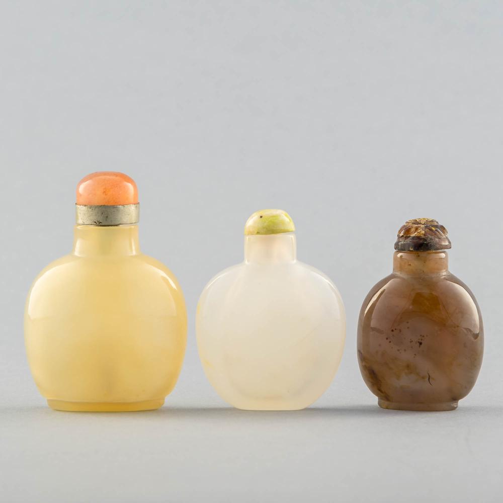 Three Chinese agate snuff bottles, 18th/19th century
