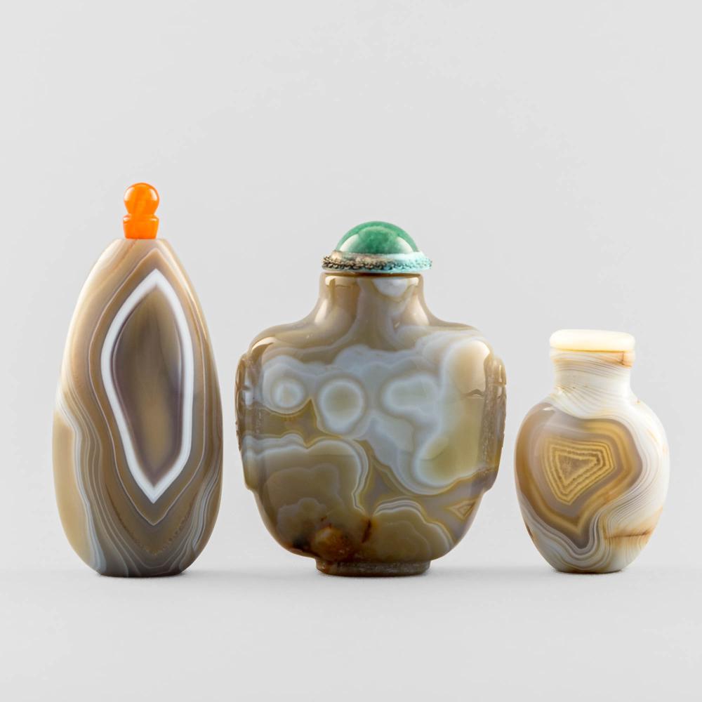 Three Chinese agate snuff bottles, 18th/19th century
