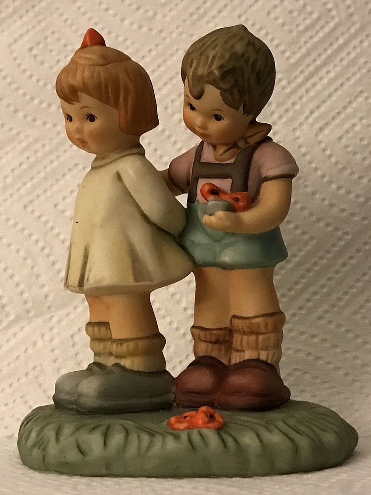 Vintage HUMMEL - GOEBEL Porcelain Figurine