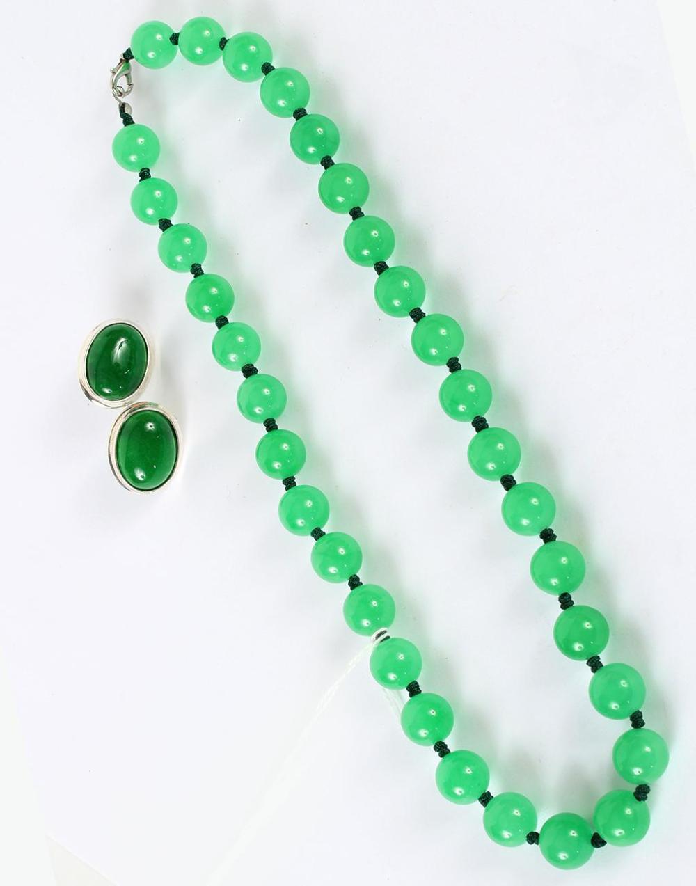 GREEN HARDSTONE BEAD NECKLACE & EARRINGS - Thirty-two 10...