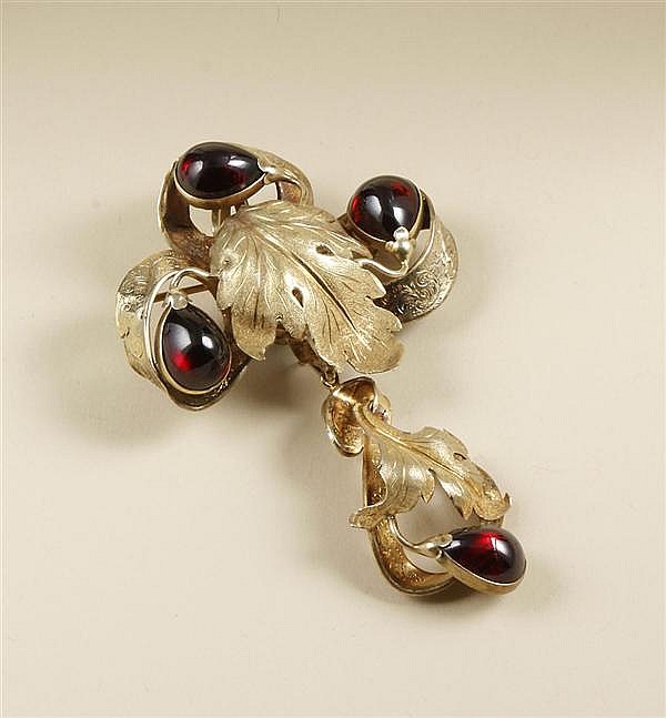 GEORGIAN TO VICTORIAN GARNET PIN - Four cabochon garnets...