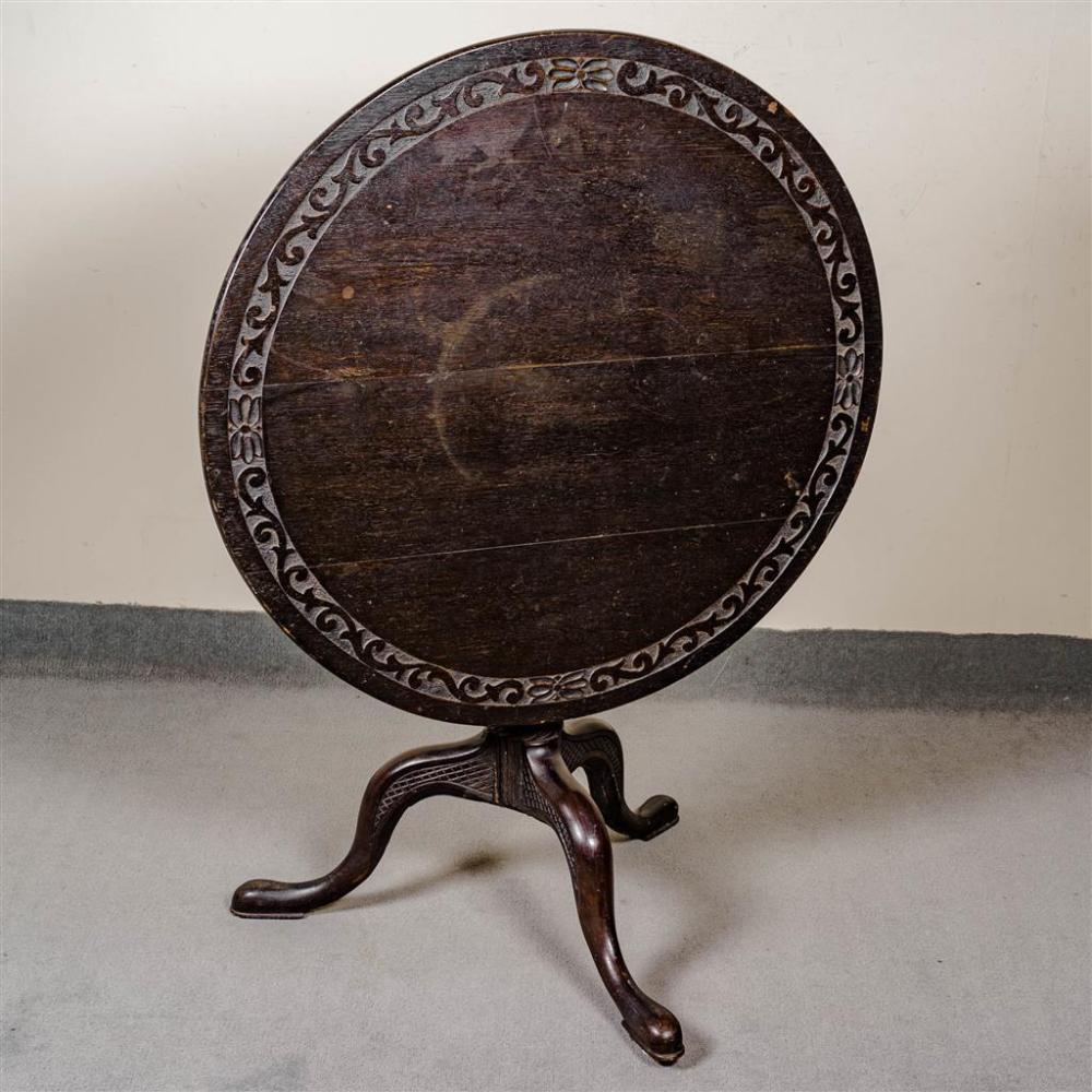 TILT-TOP PARLOR LAMP TABLE - Antique oak with round top