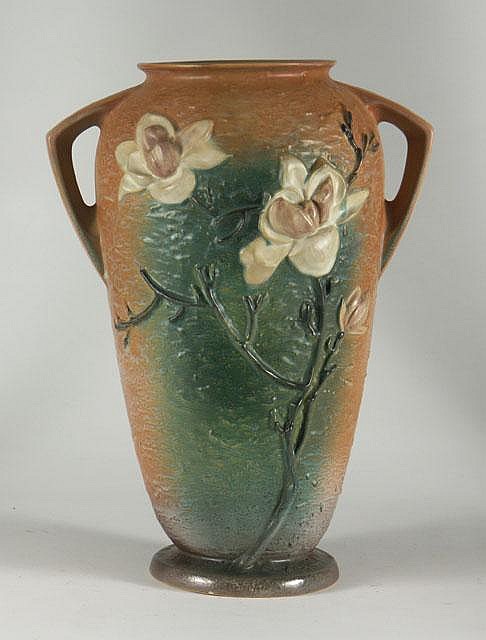 ROSEVILLE MAGNOLIA VASE