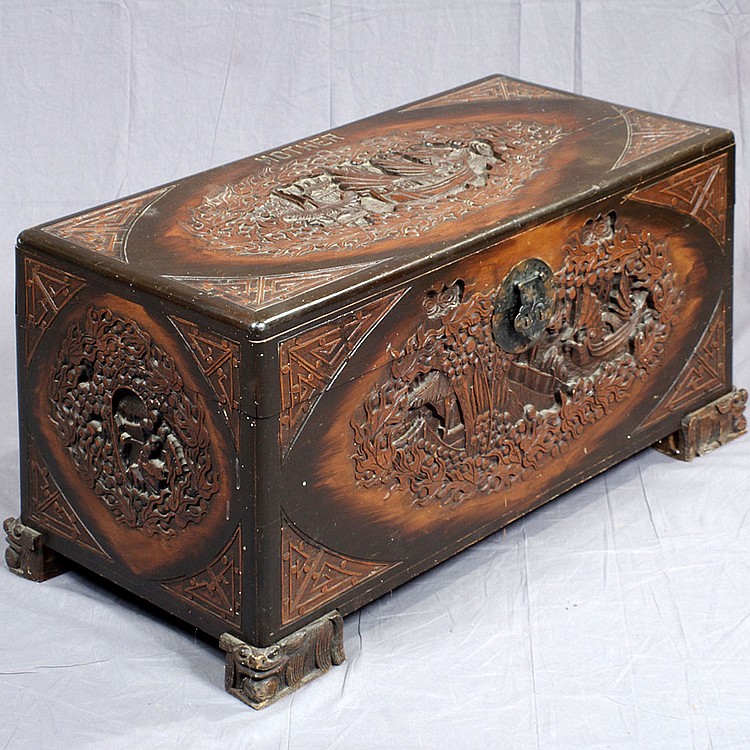 CAMPHOR TRUNK - Vintage Chinese trunk of camphor wood...