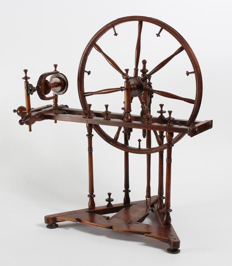 ANTIQUE SPINNING WHEEL - Attractive spinning wheel...