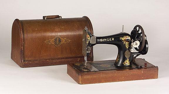 SINGER PORTABLE SEWING MACHINE