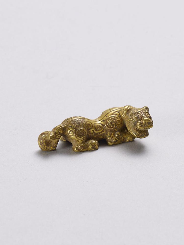 AN EXCEPTIONAL GOLD TIGER WEIGHT