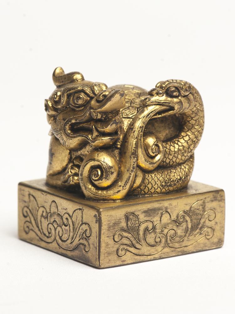 A GILT-BRONZE SEAL