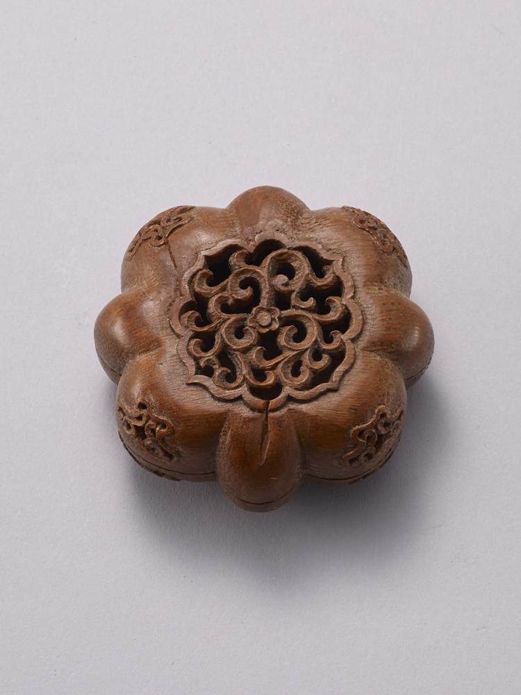 A BAMBOO-CARVED FRAGRANT BOX