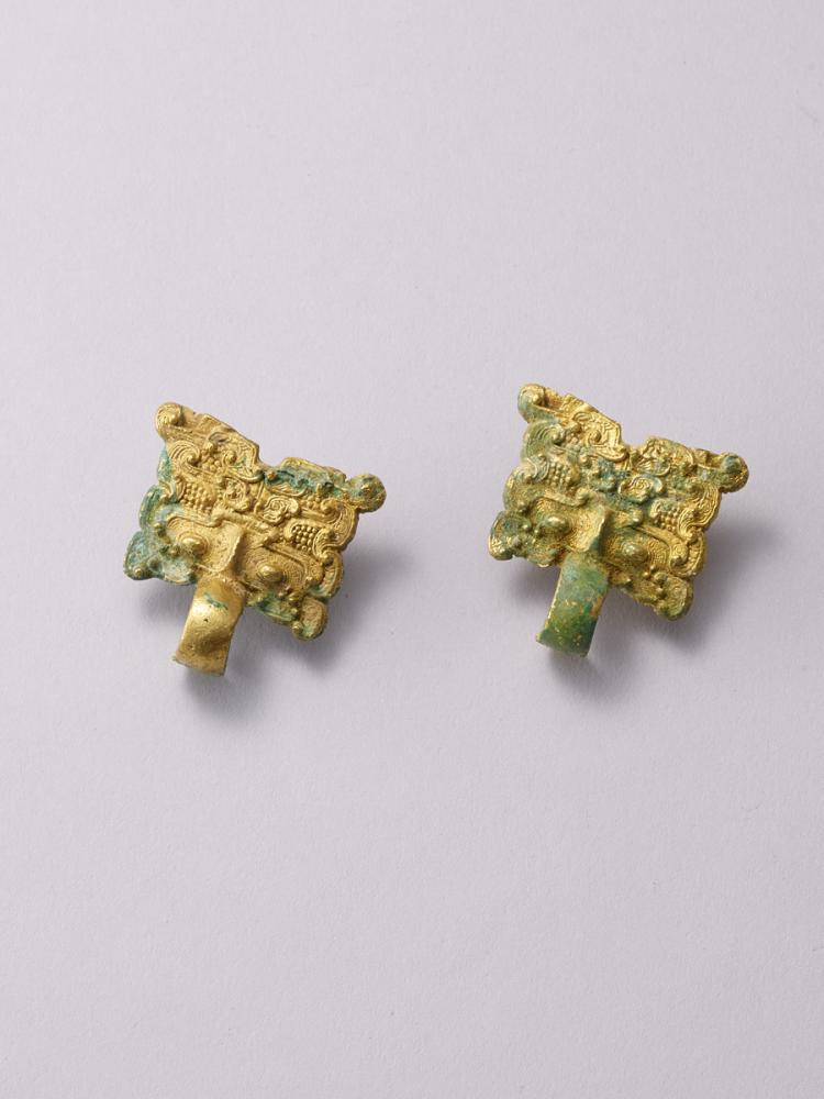 A GOLD DECORATIVE RING-HANDLES