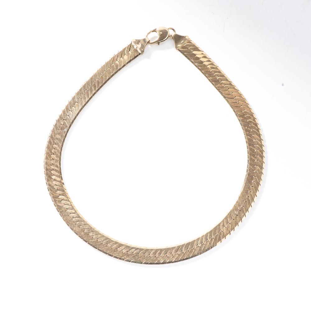 A 9CT GOLD HERRINGBONE CHAI